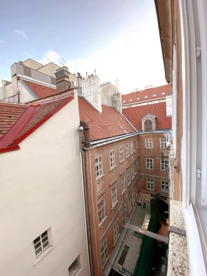 High In Vienna At Stephansplatz Buitenkant foto